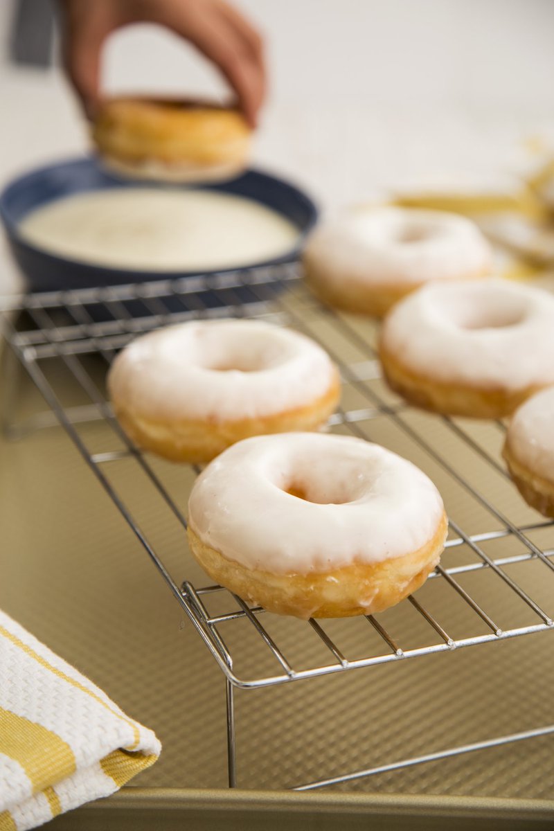 JoseRaCastillo's tweet photo. 𝐃𝐎𝐍𝐀𝐒 𝐈𝐍𝐅𝐀𝐋𝐈𝐁𝐋𝐄𝐒 
#PostresConCariño

𝐈𝐧𝐠𝐫𝐞𝐝𝐢𝐞𝐧𝐭𝐞𝐬 

Para las donas:

16 g de levadura
250 ml de leche tibia
100 g de azúcar
3 huevos
130 g de mantequilla
600 g de harina
2 lt de aceite https://t.co/FCRcDloo4a