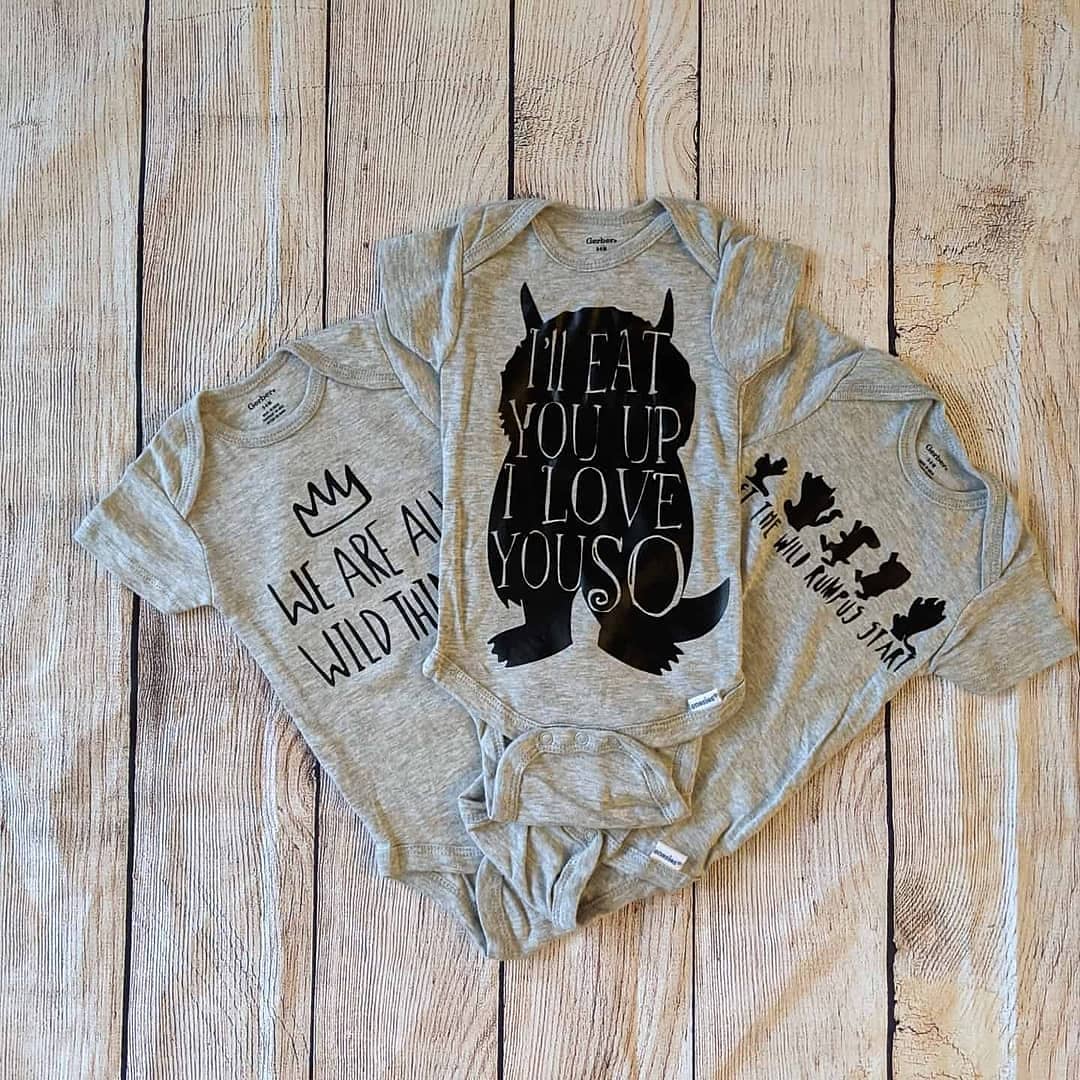 SPBBMC's tweet photo. #Wherethewildthingsare onesie 3 pack available at #sweetpeaboutiquebymc 
Click the link below to head over to Etsy to order yours!!!
👇👇👇👇👇👇👇👇👇👇👇👇
https://t.co/uSDXfvlDcO
#SmallBiz #onesies #babyapparel #infantapparel #SmallBusinesses #smallbusinessowners https://t.co/ED4HScutxx