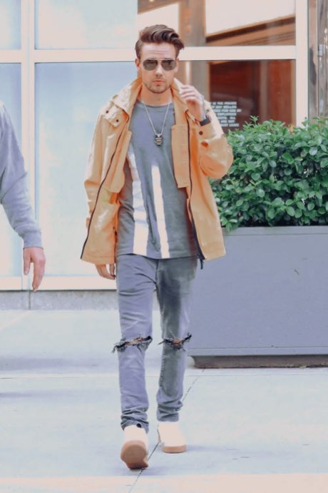 _1_D1rect1on's tweet photo. Why are we not talking about how beautiful Liam looks here?? https://t.co/Uz8UDZxJs8