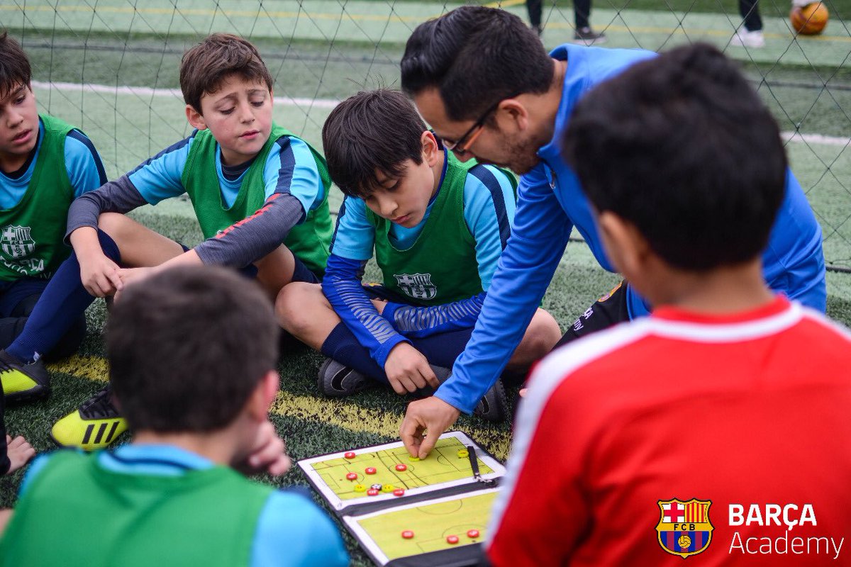 BarcaAcademyPE's tweet photo. 🔵🔴 Siempre atentos a las indicaciones de los profesores antes de cada juego.  ¡Al regresar seguiremos así! ⚽
#MondayMotivation #BarçaAcademyStayHome #BarçaAcademyPeru https://t.co/5CNI85RRvb