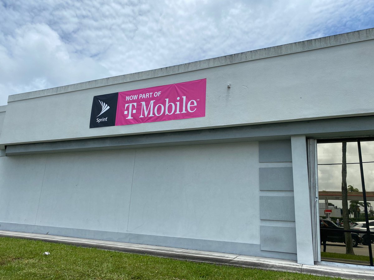 BANNER IS UP AND HALLANDALE BEACH CAN NOT WAIT TILL DAY 1🥳#TMobile @Jess_Gonzalez23