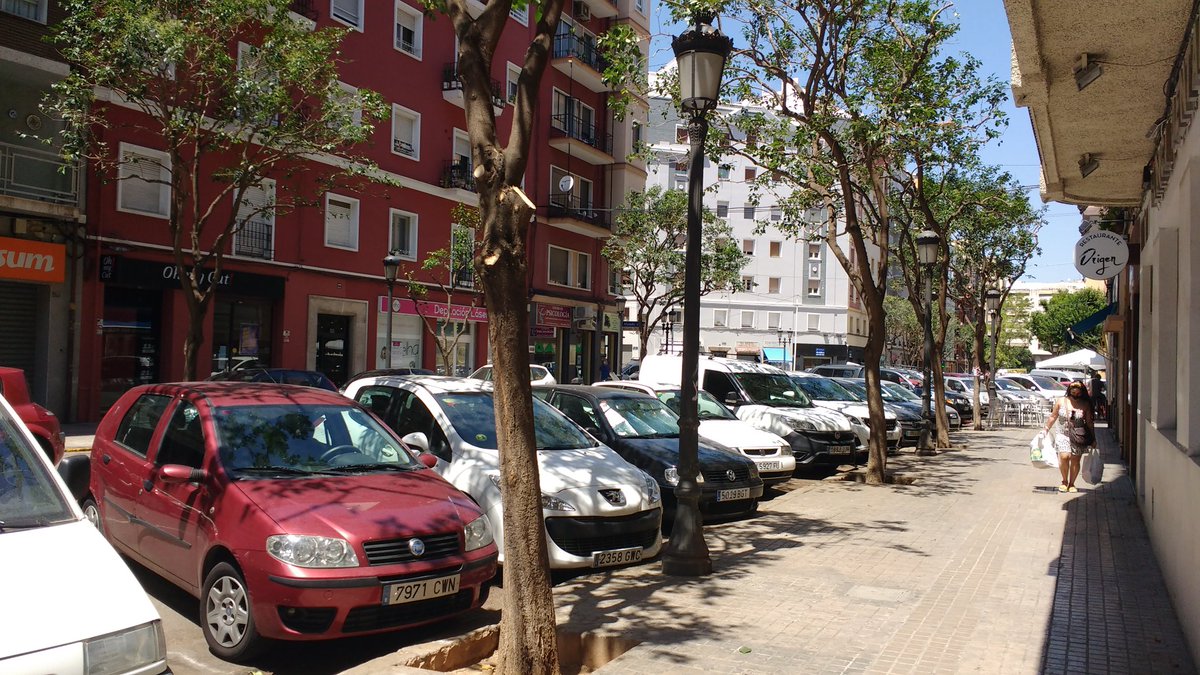 un_monton's tweet photo. ¿De verdad os parece el mejor momento para podar y dejarnos sin sombra? ¿Podéis replanteároslo para el año que viene, por favor? Cada verano es peor...
@AjuntamentVLC 
@ValenciaEscucha 
#valencia #verano #sombra #sol #melanoma #árboles #parquesyjardines https://t.co/qlaG2XV1LC