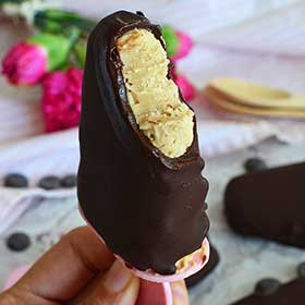 SweetCannela's tweet photo. Paletas heladas saludables con el sabor tradicional de un chocolate Reese’s; crema de cacahuate + chocolate ¡Deliciosas! Receta >> https://t.co/ZWPBrsES4a https://t.co/N8srYfBg2k