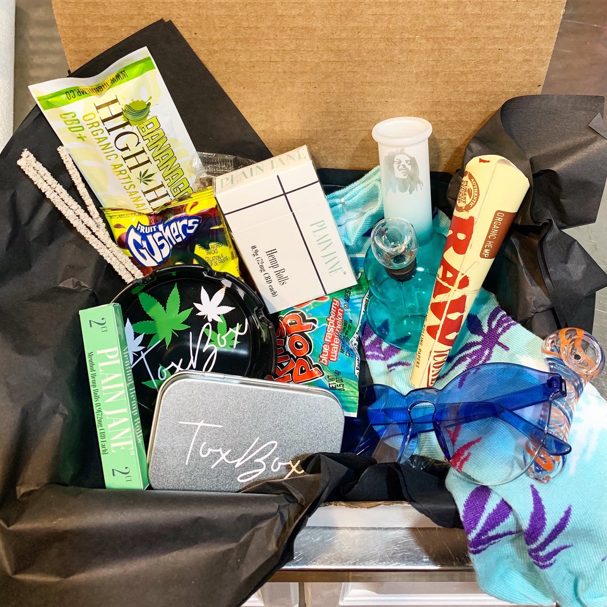 TryToxBox's tweet photo. It takes $0 to retweet our AWESOME company, ToxBox. We just launched and would LOVE your support 🥺❤️ were a subscription 420 &amp; CBD box! 

#rt #toxbox #support #follow #order https://t.co/GuApwfu6tM