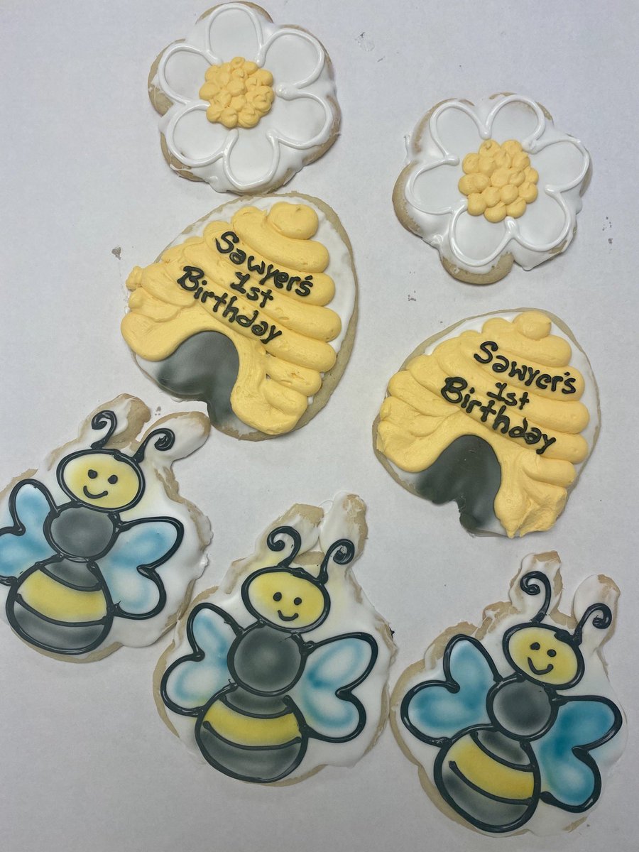Milfordbakery's tweet photo. Get a cake and some cookies to match #cakes #cookies #milfordmi  #milfordbakingcompany https://t.co/GvX3wEV9yZ