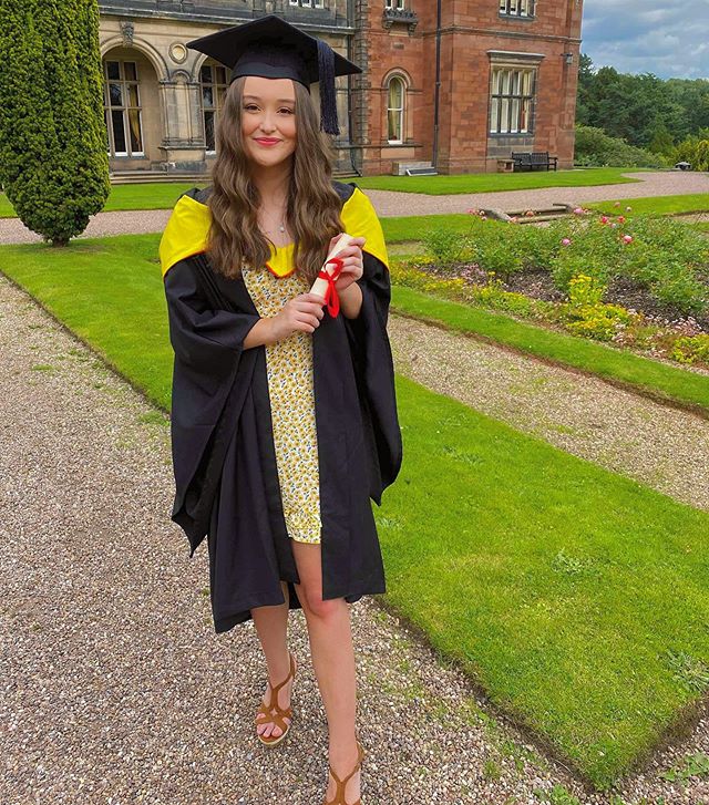 KeeleUniversity's tweet image. When your mum buys you a &apos;Graduation in a box&apos; so you can still grab your photos outside Keele Hall 💚 

📸 eliciathompson [Instagram] 🎓 #LoveKeele
