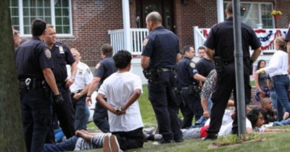 Policía interrumpe fiesta sexual con mujeres barbudas, enanos, jabalíes, emús y una fuente de semen: 71 detenidos [EN] meneame.net/story/policia-…