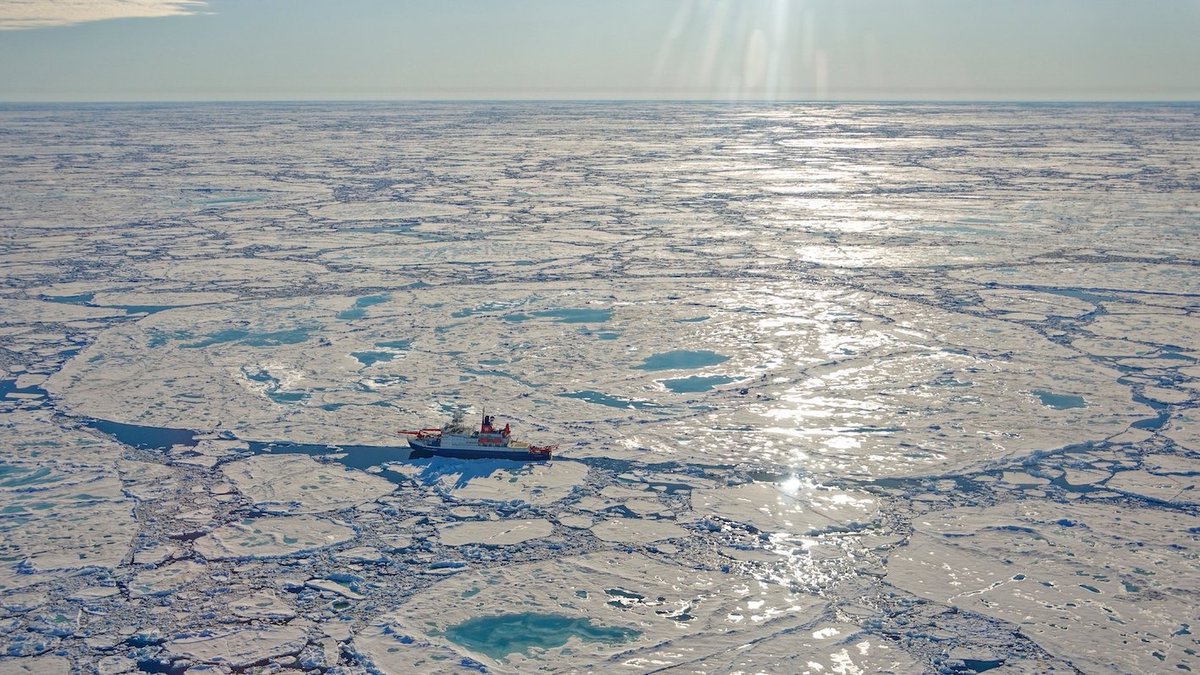 MOSAiCArctic's tweet photo. ❗New Press Release 
The #Arctic sea-ice extent is the lowest it’s ever been in July since the beginning of satellite observation. Virtually from the outset, 2020 promised to be an anomalous one in terms of both ice thickness and ice drift.

👇
https://t.co/tAd2BuDxm5

📸 M. Rex https://t.co/xbVot3gMHr
