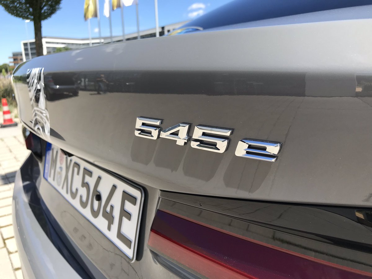 RolandTameling's tweet photo. Morgen op pad met deze, nog mysterieus afgeplakte, @BMW #545e. De sterkere plug-in van de 5-serie met bijna 400 pk en een zescilinder+elektromotor. De eveneens nieuwe 530e (Touring) kunnen we nog niet rijden helaas. 🤷🏼♂️ @BMWGroup_NL https://t.co/saaW0EAMfv