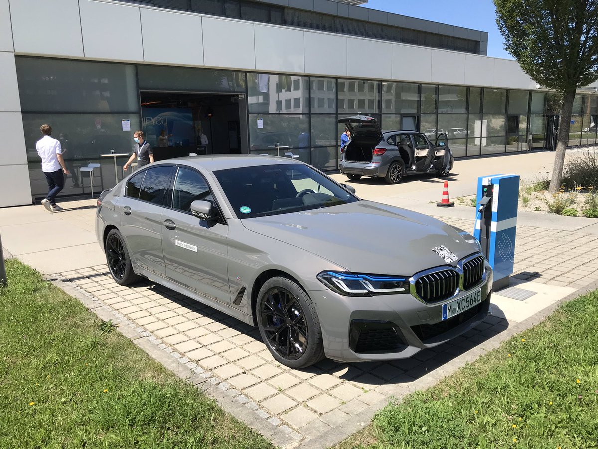 RolandTameling's tweet photo. Morgen op pad met deze, nog mysterieus afgeplakte, @BMW #545e. De sterkere plug-in van de 5-serie met bijna 400 pk en een zescilinder+elektromotor. De eveneens nieuwe 530e (Touring) kunnen we nog niet rijden helaas. 🤷🏼♂️ @BMWGroup_NL https://t.co/saaW0EAMfv