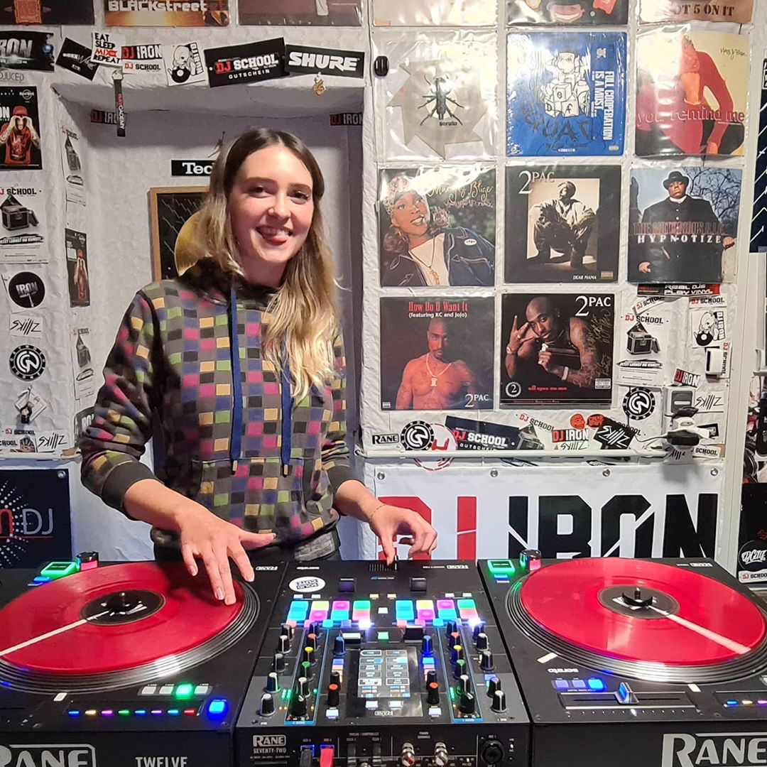 RaneDJ's tweet photo. Mondays aren't so bad π Getting that scratch practice in!
#RANE #RANEDJ #SeratoDJPro #Serato #MakeItRANE #DJ #DJing #DJLife #DJCulture #Mixing #DJs #DJGear #DJEquipment #Tech https://t.co/kzrLTmNfSc