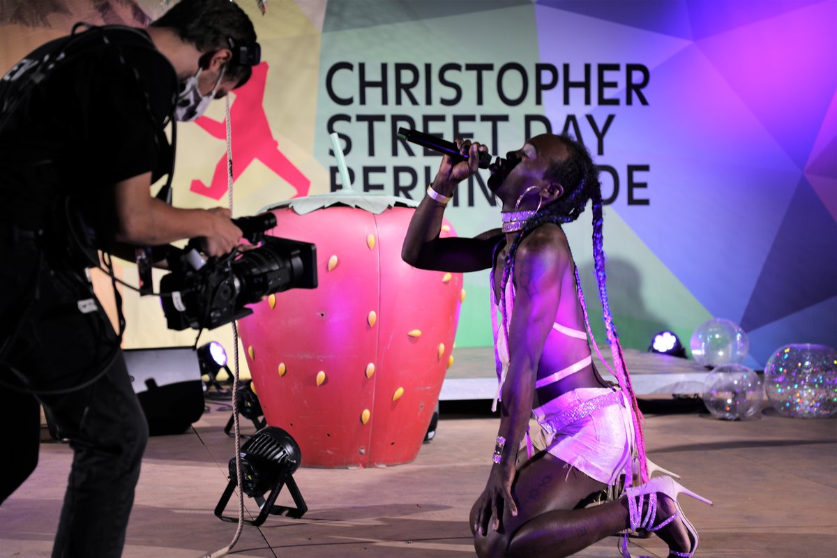 ALEX_berlin_de's tweet photo. Wir schwelgen in Erinnerungen an den ersten digitalen @CSD_Berlin: Glückwünsche an die Gewinner*innen des Soul of Stonewall Awards und DANKE an alle Teilnehmenden, das CSD Team und die #ALEXCrew! Bei uns auf FB gibts einige Talks zum Nachgucken: https://t.co/yWtAq0qSCQ https://t.co/HXIkHxxFs8