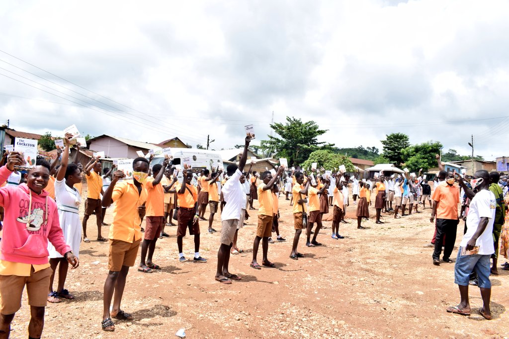 Otumfuofdn's tweet photo. JHS students of Esaase Bontefufuo community benefits from "Project One Story Book."
Promoting reading and learning whilst at home.
#OneStoryBook
#SupportBasicEducation https://t.co/VeBlxAGL1D