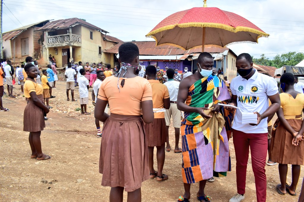 Otumfuofdn's tweet photo. JHS students of Esaase Bontefufuo community benefits from "Project One Story Book."
Promoting reading and learning whilst at home.
#OneStoryBook
#SupportBasicEducation https://t.co/VeBlxAGL1D
