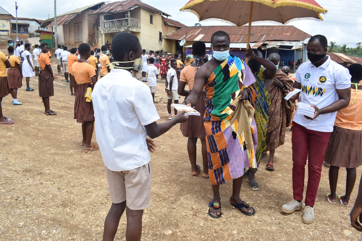 Otumfuofdn's tweet photo. JHS students of Esaase Bontefufuo community benefits from "Project One Story Book."
Promoting reading and learning whilst at home.
#OneStoryBook
#SupportBasicEducation https://t.co/VeBlxAGL1D