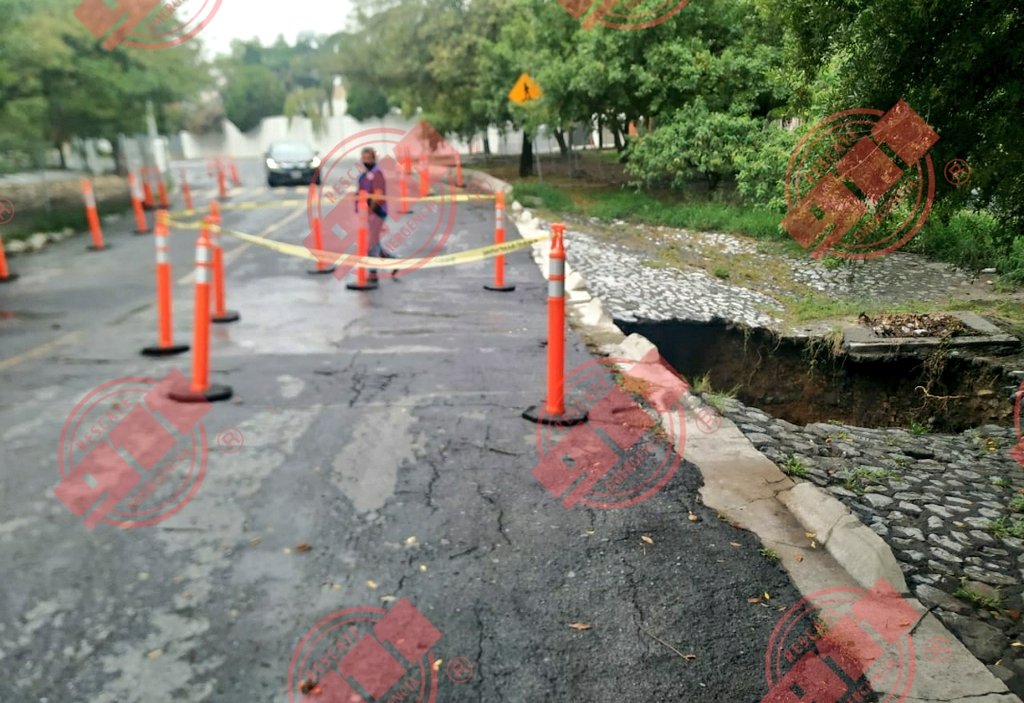 Rescate911SP's tweet photo. Nos encontramos atendiendo el reporte de un socavón sobre la banqueta de Bosques del Olivo y Av. Bosques del Valle.
Se encuentra cerrada la vialidad, unidades en el lugar.

#SPGG #911PCSP https://t.co/iulgZYnBlQ