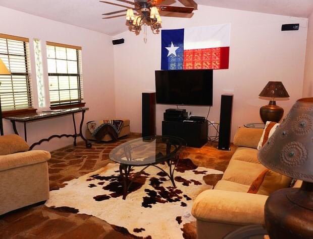 Placed on a hill by the Guadalupe River in In New Braunfels Pecan Creek Cottage welcomes you for a vacation by the water. Here, you will find a beautiful deck with plenty of seating for everyone. Then, enjoy the grill and a fire pit!

hillcountrypremier.com/listings/pecan…