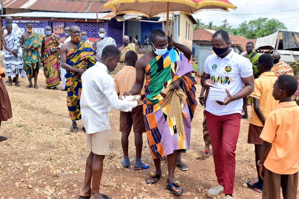 Otumfuofdn's tweet photo. JHS students of Esaase Bontefufuo community benefits from "Project One Story Book."
Promoting reading and learning whilst at home.
#OneStoryBook
#SupportBasicEducation https://t.co/VeBlxAGL1D