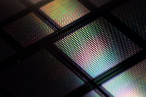 MIT's tweet photo. Engineers put tens of thousands of artificial brain synapses on a single chip: The design could advance the development of small, portable AI devices. https://t.co/YhhJtYpJBF https://t.co/0MbtM6HRn5