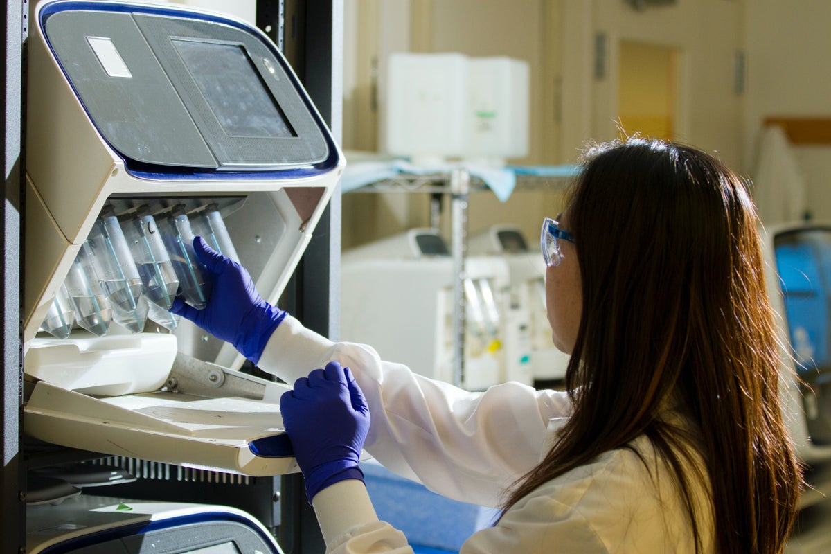 Medicines Discovery Catapult (@meddisccat) on Twitter photo “The biggest diagnostic lab network ever in British history rapidly established to scale-up coronavirus testing procedures and support the national effort against the #COVID19 pandemic.”
Read the <a href="/UKRI_News/">UK Research and Innovation</a> feature on the <a href="/LhouseLabsUK/">UK Lighthouse Labs Network</a> > ow.ly/YyPj50AIGjg “The biggest diagnostic lab network ever in British history rapidly established to scale-up coronavirus testing procedures and support the national effort against the #COVID19 pandemic.”
Read the <a href="/UKRI_News/">UK Research and Innovation</a> feature on the <a href="/LhouseLabsUK/">UK Lighthouse Labs Network</a> > ow.ly/YyPj50AIGjg
