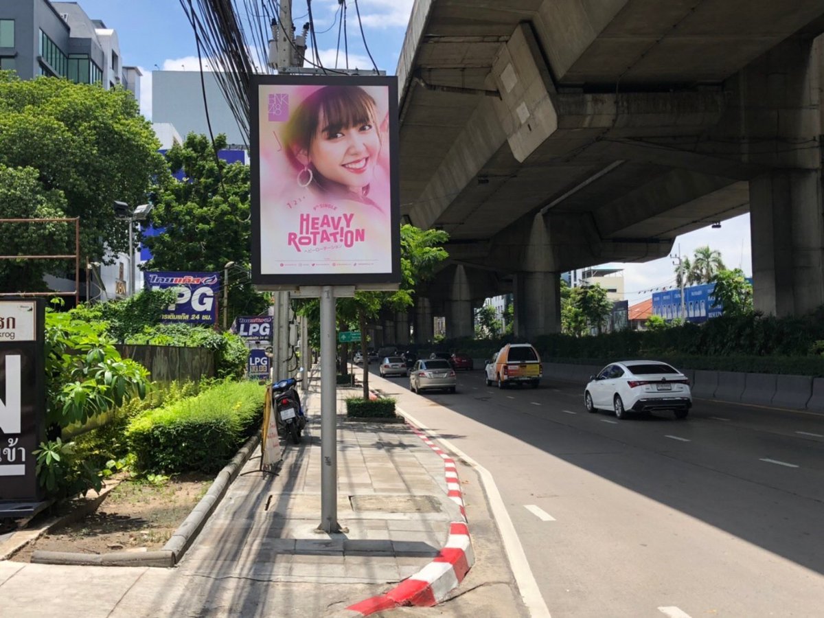bnk48official's tweet photo. [1] มีใครพบเจอป้าย PR Broad ที่มีรูปภาพน้อง ๆ BNK48 แบบนี้บ้างรึยังคะ ?

ถ้ามีเจอแล้วถ่ายรูปมาให้ 
ดูกันหน่อยนะคะ ❤

======

【MV Full】Heavy Rotation / BNK48
Link >> https://t.co/xl1SZ1iEWM <<

#BNK48
#HeavyRotationTH https://t.co/8qHljYmzRB