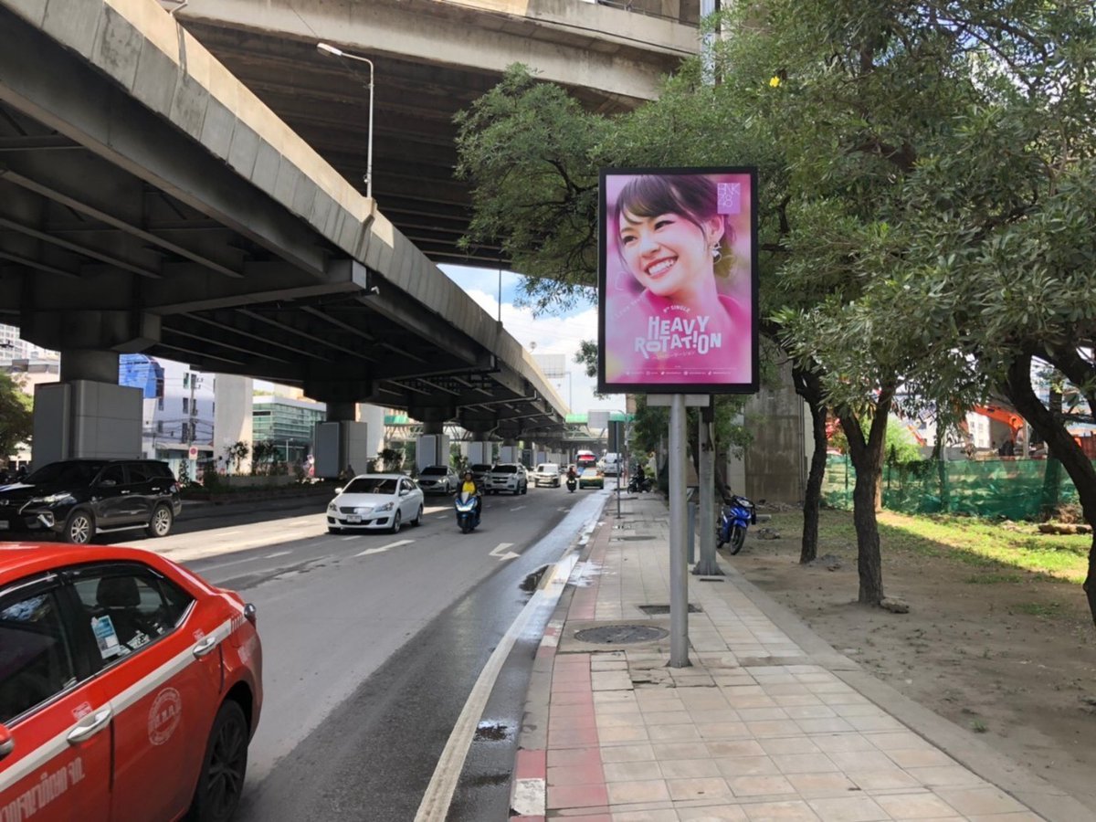 bnk48official's tweet photo. [1] มีใครพบเจอป้าย PR Broad ที่มีรูปภาพน้อง ๆ BNK48 แบบนี้บ้างรึยังคะ ?

ถ้ามีเจอแล้วถ่ายรูปมาให้ 
ดูกันหน่อยนะคะ ❤

======

【MV Full】Heavy Rotation / BNK48
Link >> https://t.co/xl1SZ1iEWM <<

#BNK48
#HeavyRotationTH https://t.co/8qHljYmzRB