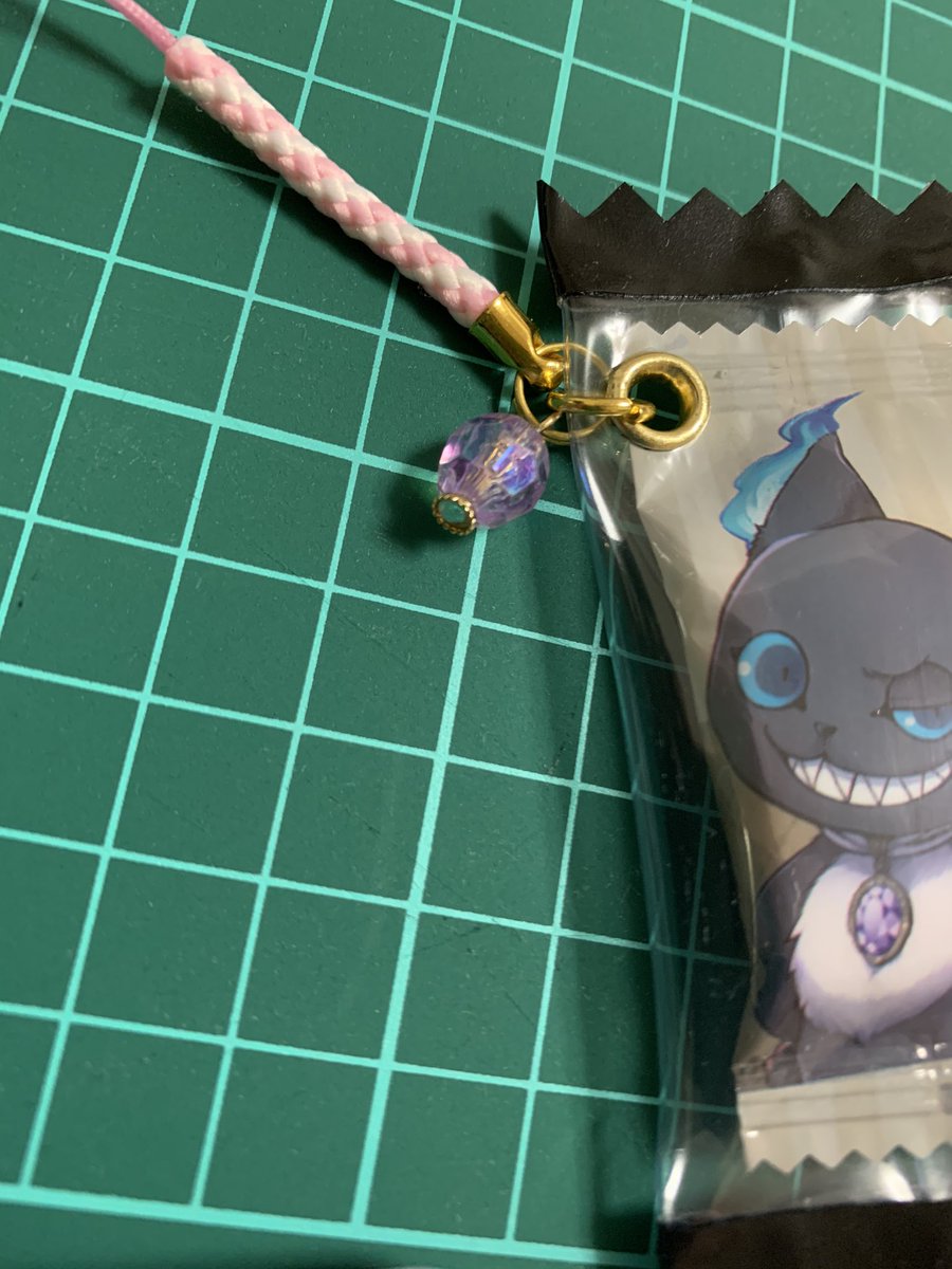 さら Na Twitteru 色んな人の画像や動画を参考にして ツイステのぷっちょでキーホルダー ストラップ 作りましたー ストラップ部分の色は寮の色 グリムは余った色の中から ごめん ビーズはマジカルペンの魔法石の色をイメージしてつけました 手作り感満載