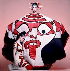 ShitBloggers's tweet photo. Reducir el legado de Kansai Yamamoto a Bowie es de una pereza absoluta. Y no solo porque el japonés ya fuera una estrella cuando el británico aún desesperaba por serlo, en 1971. https://t.co/qSzxalBljq