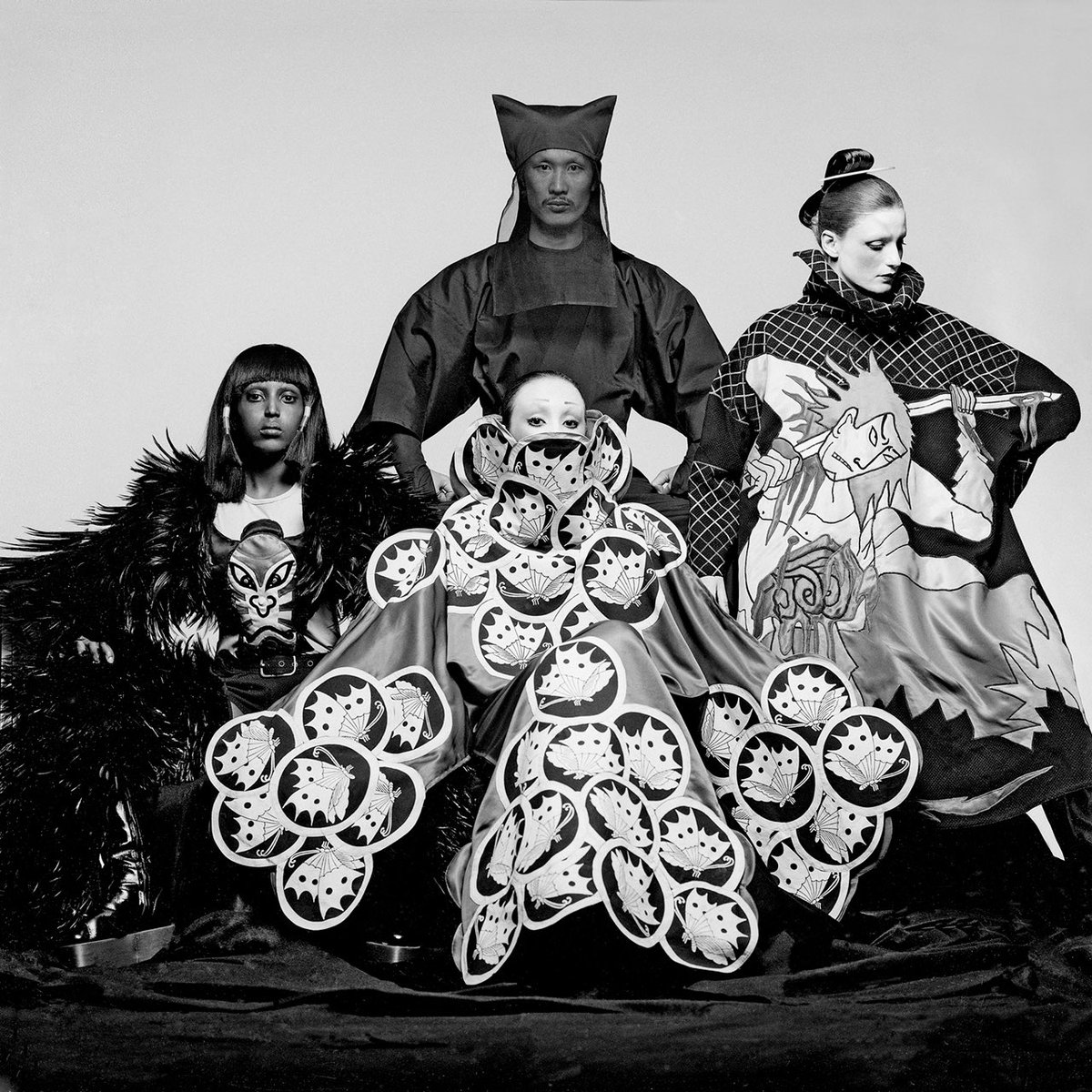 ShitBloggers's tweet photo. Reducir el legado de Kansai Yamamoto a Bowie es de una pereza absoluta. Y no solo porque el japonés ya fuera una estrella cuando el británico aún desesperaba por serlo, en 1971. https://t.co/qSzxalBljq