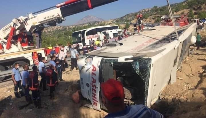 in_adalet's tweet photo. @in_adalet #Aminn ' Son Dakika: Mersin'de askerleri Taşıyan otobüs devrildi: 5 asker şehit oldu, 10 Asker yaralandıSon dakika: Mersin Valiliği, Mut İlçesinde askerleri taşıyan otobüsün devrilmesi Sonucu 5 askerin şehit olduğunu, otobüs Şoförünün hayatını kaybettiğini, 10 askerin https://t.co/y0BC2FWqQT