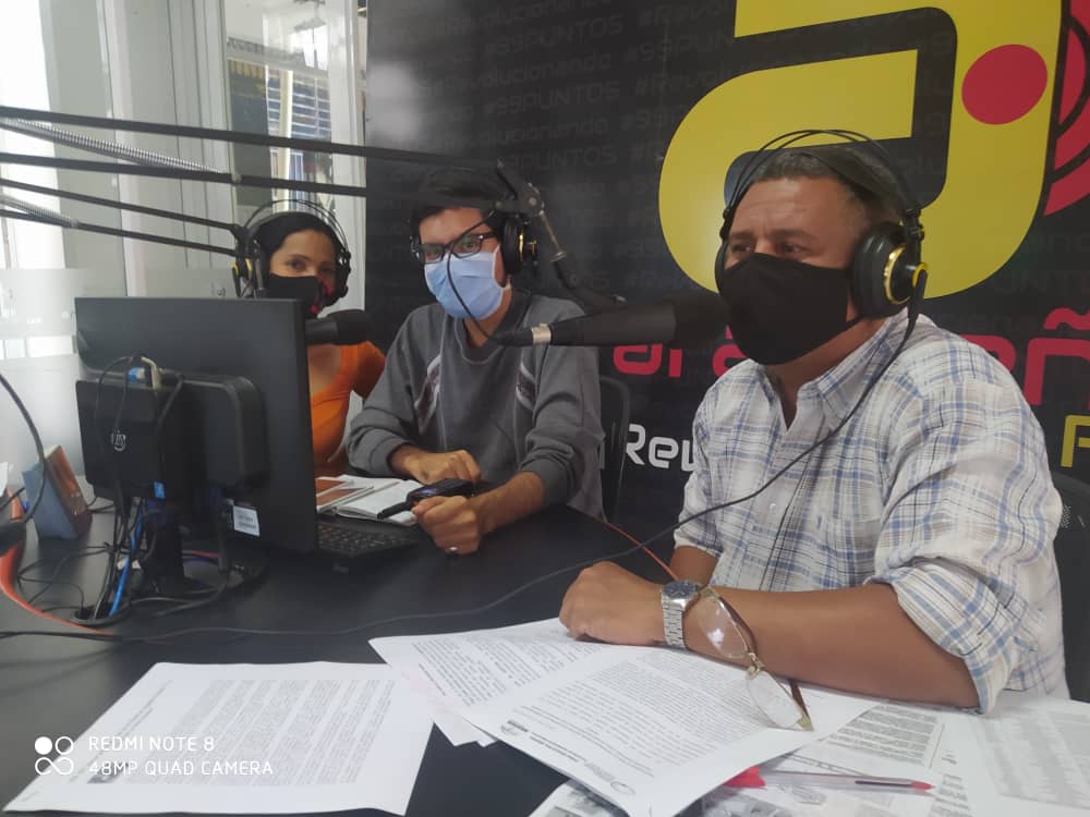 Ya estamos en vivo con el programa Radial "Cada Familia Una Escuela" por la señal de <a href="/99Punto5/">Aragüeña 99.5 FM</a> ¡Imperdible! <a href="/NicolasMaduro/">Nicolás Maduro</a> @psuvaristobulo #LaSaludEsPrimero 
<a href="/RosangelaOrozco/">Rosangela Orozco</a> @MPPEDUCACION 
<a href="/leoalvacabrera/">Prof. Leonardo Alvarado</a> <a href="/RMarcoTorres/">Rodolfo Marco Torres</a>