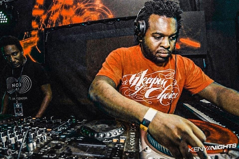Dj_Sir_Loin's tweet photo. "Don't be shocked by the tone of my voice, check out my new weapon, Weapon Of Choice" ๐
.
.
Still got my #WOC tee by @weaponofchoicegallery @cheba_bristol #WeaponOfChoice #ChebaBristol ๐โ๐พ photo by @kenyanights #KenyaNights shot at @treehousenairobi #TreeHouseClub #Nairobi"โฆ https://t.co/FrzZxCa8zA