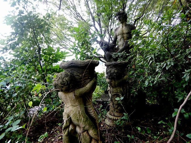 栗原 亨 廃墟explorer管理人 廃墟アート 廃墟に眠るアート達 芸術を愛でる感性の無い私には 廃墟の不気味な置物にしか見えない だけどバイオハザードの洋館テイスト的な意味で素晴らしいとは思う