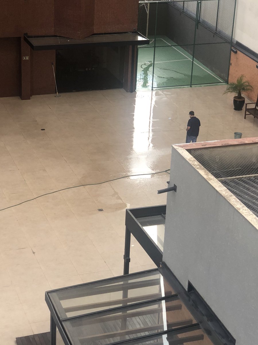ronniekeity's tweet photo. @Sanepar_PR tem canal de denuncia para desperdicio de agua? A gente economizando e o vizinho lavando calcada https://t.co/WbHblLWiB6