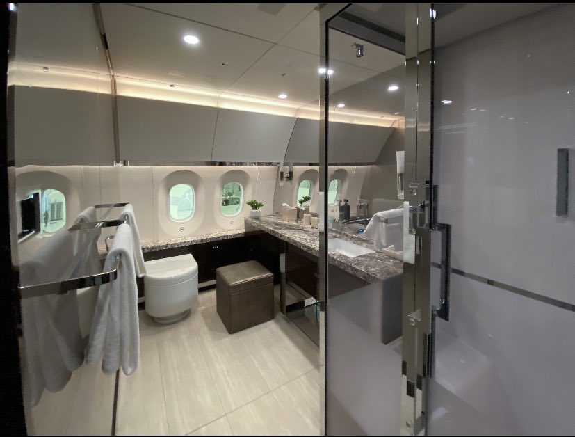 LSofiaDim's tweet photo. Los chairos dicen que estos son los lujos de avión presidencial. Yo no lo veo lujoso, lo veo limpio y ordenado. ¿Será que para ellos el orden es un lujo? https://t.co/Th6O7okdYg