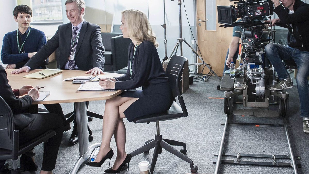 gillian anderson might be 5’2 but she’s got legs for dayspic.twitter.com/Jo...