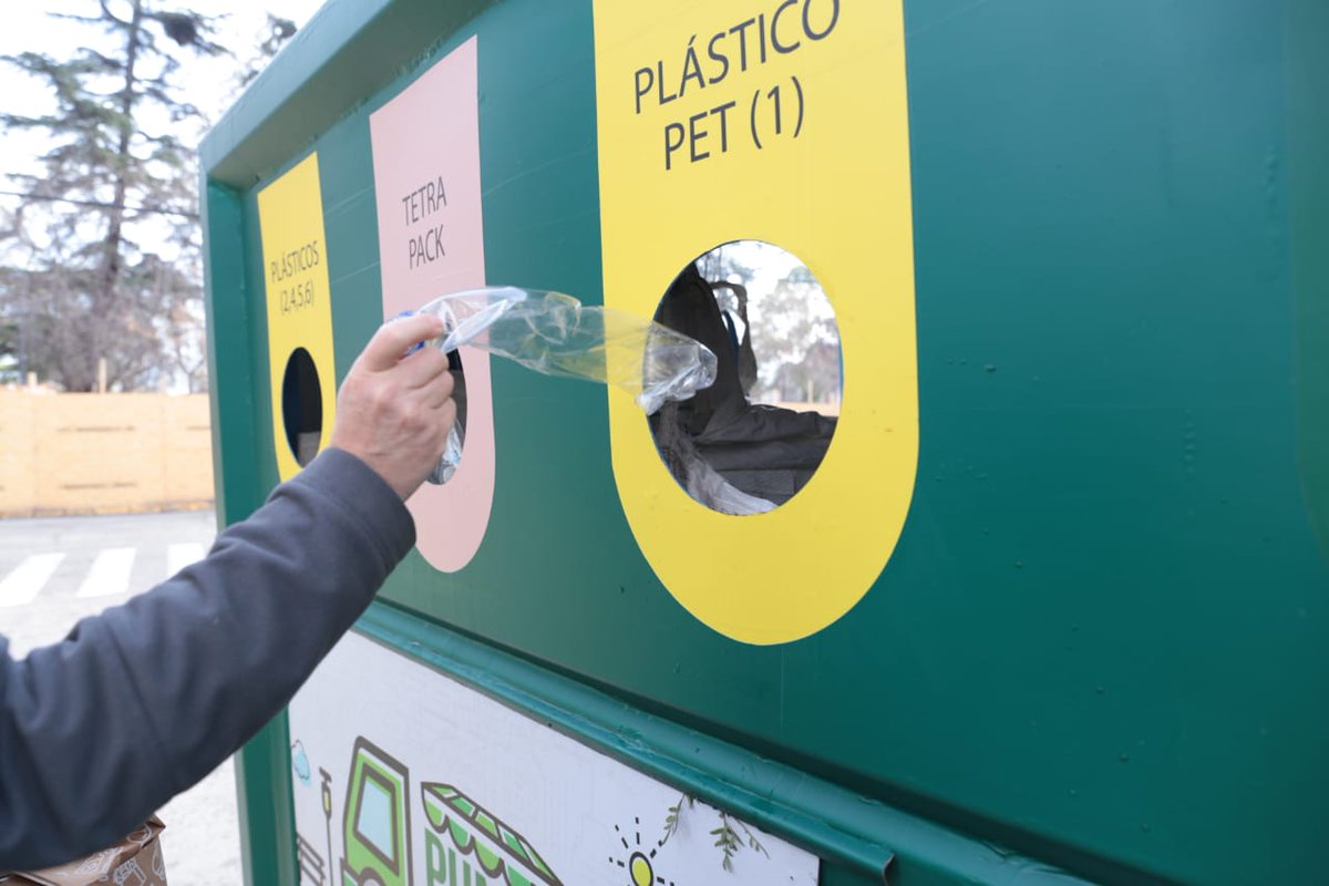 Muni_provi's tweet photo. PUNTOS LIMPIOS MÓVILES♻
¡Gracias al compromiso de nuestros vecinos/as por reciclar! Súmate tú también y recuerda hacerlo durante la mañana, ya que el camión tiene CAPACIDAD DE 1 TONELADA. Más info acá: https://t.co/HCL1iKh1UU https://t.co/2UDLY44SWC