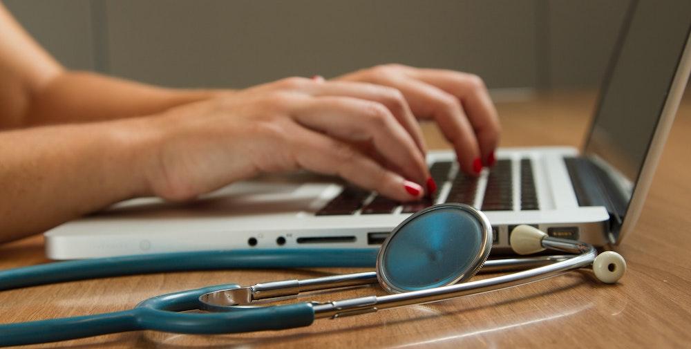 La grande bascule #numérique touche tous les secteurs, y compris les établissements médicaux. <a href="/bymaddyness/">Maddyness</a> vous a dégoté 6 #startups qui facilitent la vie des professionnels de #santé !👩‍⚕️ #MedTech  maddyness.com/2020/07/27/sta…