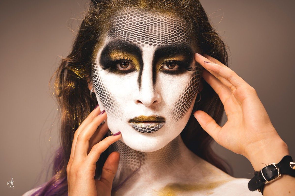 flavietmakeup's tweet photo. Producción: G O L D E N  -  B L A C K

Modelo: Micaela Paccieri
https://t.co/XRo59ScmOK

PH: Víctor Terceros
https://t.co/ZvHzT7Move

Material usado en esta producción:
@kryolanbolivia
Eyelashes from @beautybyluanna 

#makeupartist #makeupideas #Mermaid #editorialmakeup https://t.co/Oexam1ZLq6