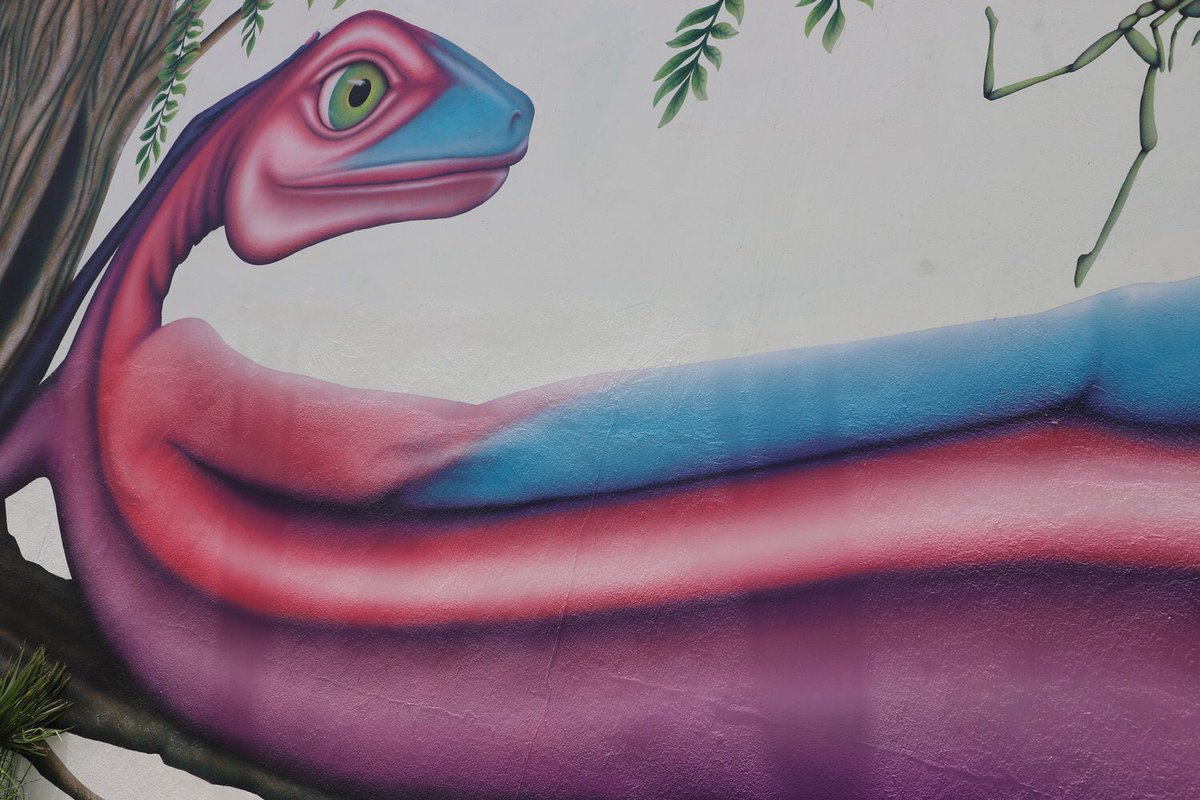 folioweekly's tweet image. V Pizza has kept its employees busy during COVID-19, and the results glow. 

Read more about V Pizza's new glow-in-the-dark mural here: bit.ly/3jMJukS