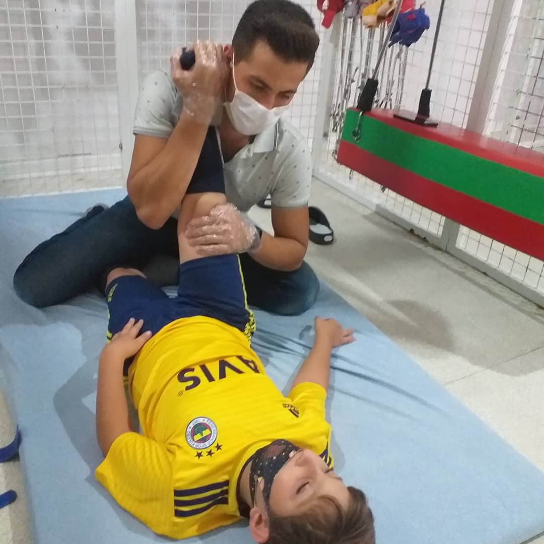 erifeTezcanCey2's tweet photo. Kücük #fenerlim Okan hocamız @galatasaray lı kuzumu transfer etmeye çalışiyor ama Tezcan Efem @fenerbahce diyor başka birsey demiyor #CerebralPalsy #fiziktedavi #fizyoterapi #uzayterapi
#umudumuzaumutolurmusunuz #hersipariş #biradım #birumut #elemeklerim https://t.co/QMLX30mvu3