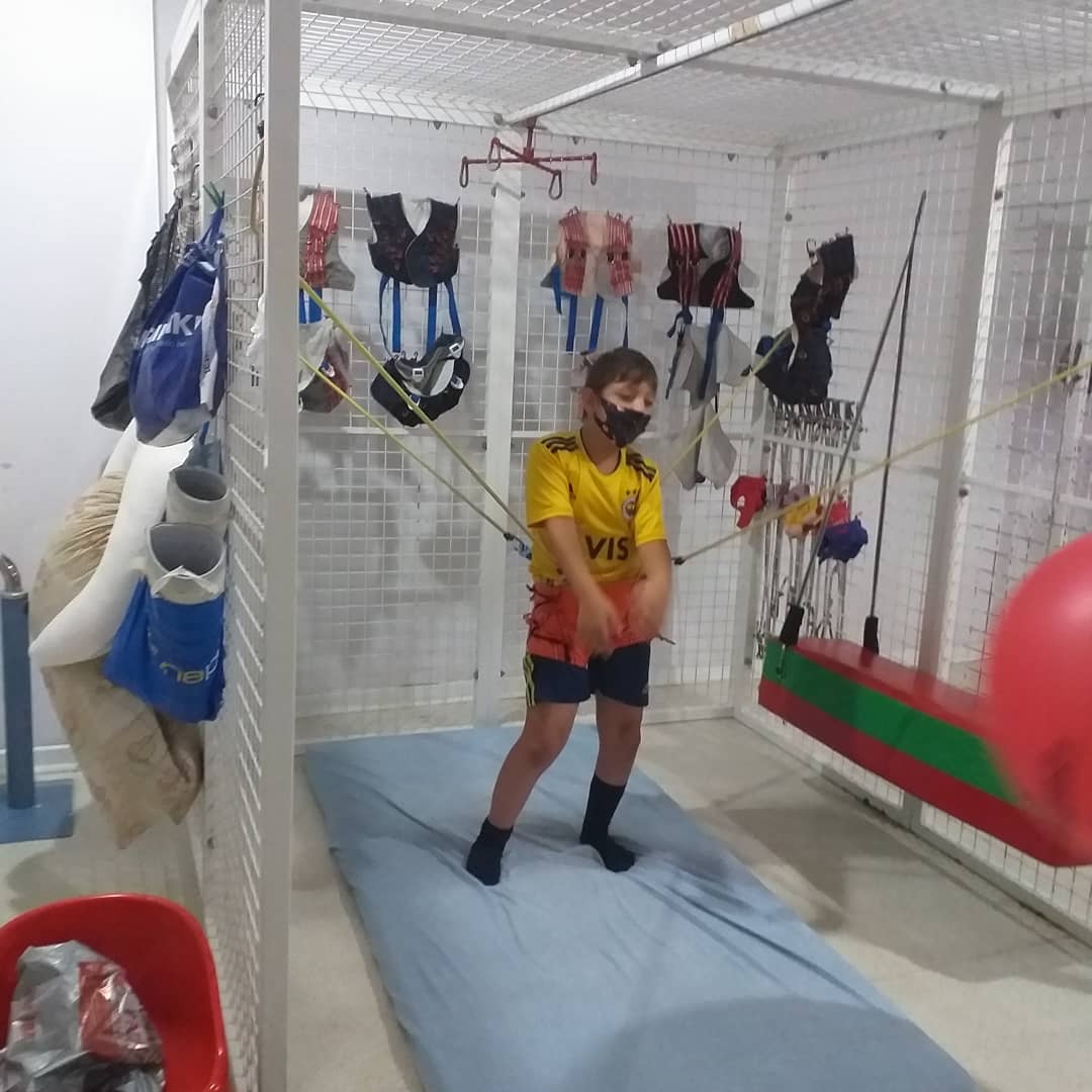 erifeTezcanCey2's tweet photo. Kücük #fenerlim Okan hocamız @galatasaray lı kuzumu transfer etmeye çalışiyor ama Tezcan Efem @fenerbahce diyor başka birsey demiyor #CerebralPalsy #fiziktedavi #fizyoterapi #uzayterapi
#umudumuzaumutolurmusunuz #hersipariş #biradım #birumut #elemeklerim https://t.co/QMLX30mvu3
