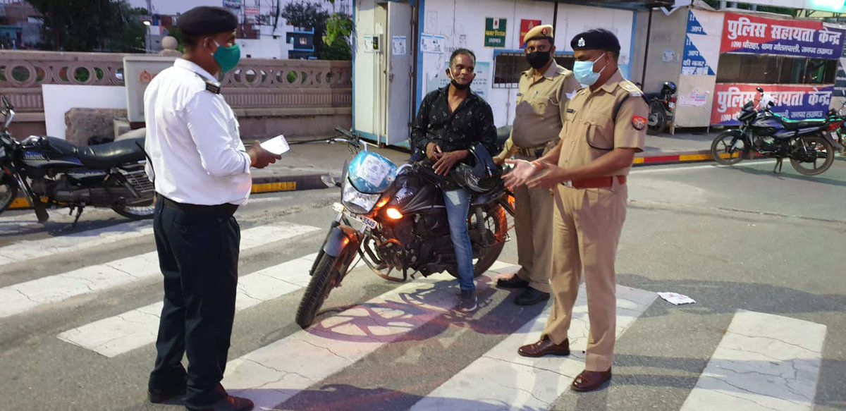 <a href="/LkoCp/">CP LUCKNOW</a> <a href="/LoJcp/">JCP L&O LUCKNOW</a> के द्वारा दिये गये निर्देश के अनुपालन में @dcptrafficlko के निर्देशन में आज दि 27.7.20 को श्री सुरेश चन्द्र रावत <a href="/ADCPTRAFFICLKO/">ADDL DCP SOUTH LUCKNOW</a> के नेतृत्व मे 1090 चौराहे पर दो पहिया वाहनो के विरुद्ध चेकिग की  कार्यवाही की गयी| <a href="/Uppolice/">UP POLICE</a> <a href="/uptrafficpolice/">UP Traffic Police</a>