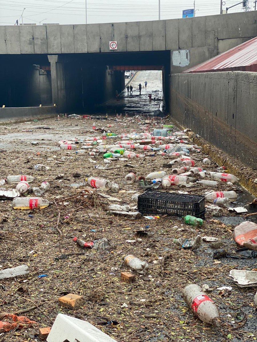 Deb_Estrella's tweet photo. EL GRAN MISTERIO DE LAS INUNDACIONES RESUELTO EN UNA FOTO...
Gonzalitos y Fleteros en Monterrey NL https://t.co/nxTLiLL31k
