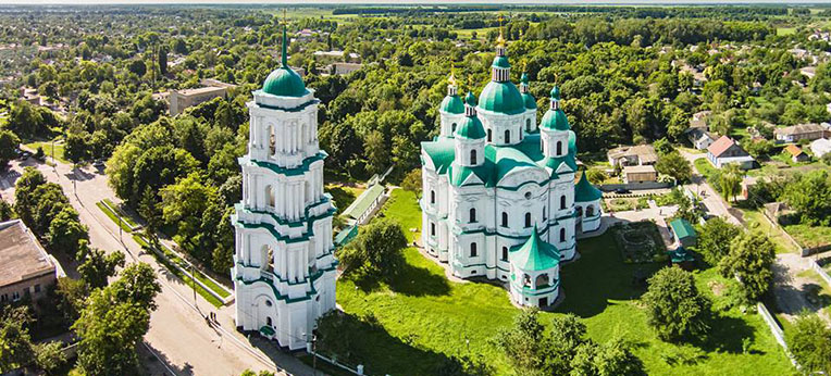 AUkrainica's tweet photo. The Cathedral in Kozelets (18th century) designed in the Ukrainian Baroque style by architects Ivan Hryhorovych-Barskyi and Andrei Kvasov.
#Baroque #UkrainianBaroque #Ukraine #architecture #Travel #ArsUkrainica #Kozelets #Козелець #18thcentury https://t.co/Xkb6xGXLuv