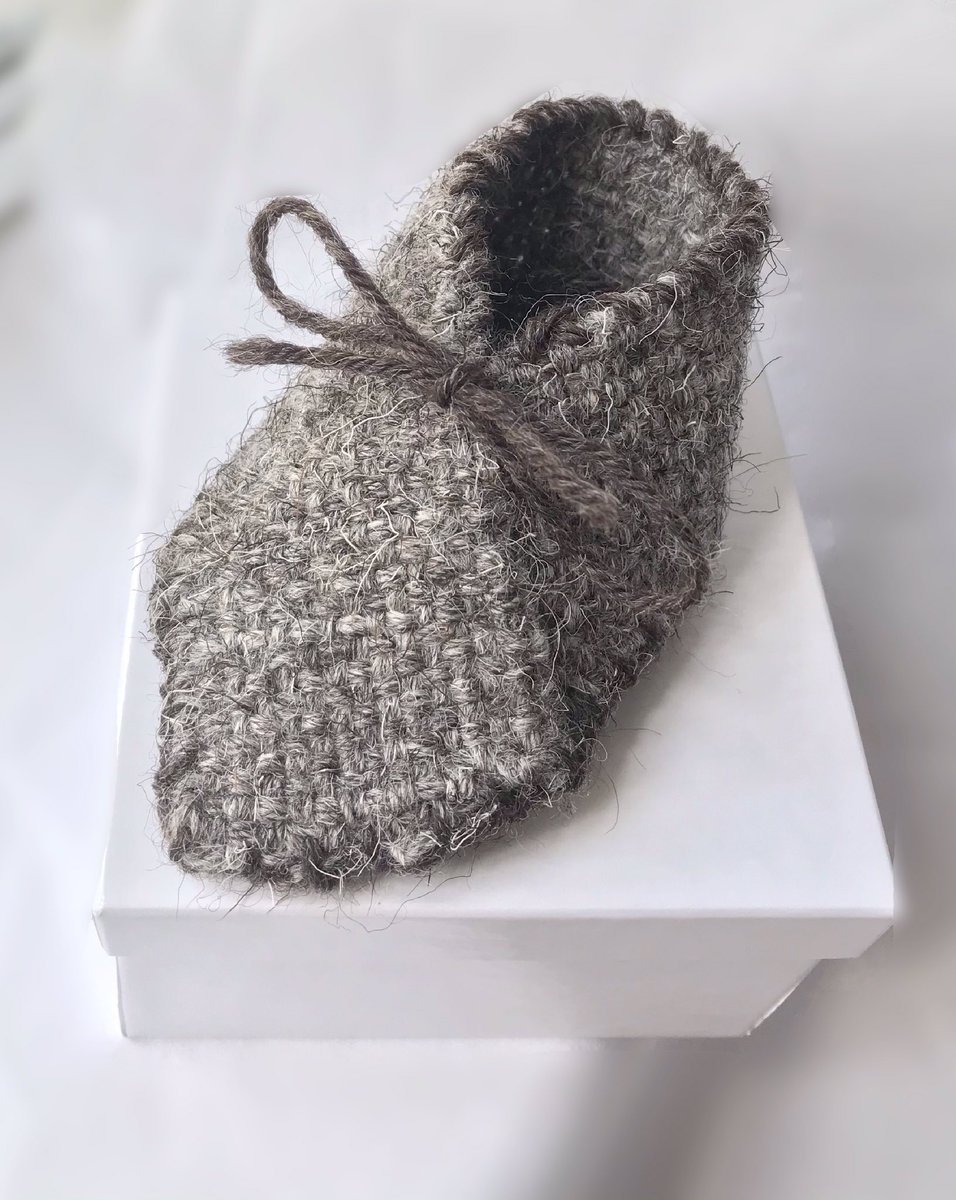 Justtextiles's tweet photo. Handwoven and hand-finished with Herdwick wool, finished with a Falkland Islands natural shade. 

Each pair comes in a keep sale box with a care/information card &amp; a sprig of dried lavender.

https://t.co/ZAgRzUqJ8O

#Herdwick #britishwool #handwoven #handmade #qualitygift https://t.co/6h5FngVELZ