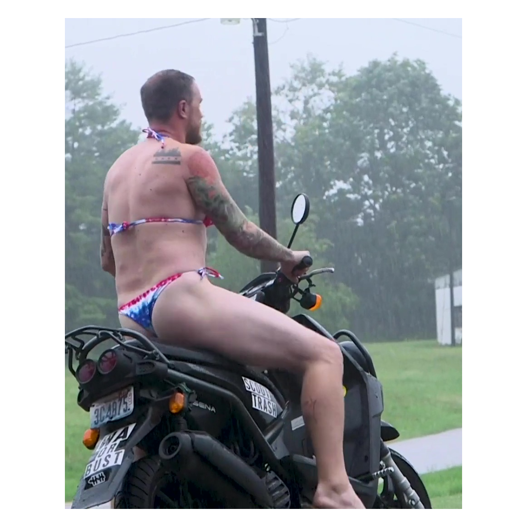themotofilmfest's tweet image. Hope your weekend was as interesting as this guy&apos;s! 🤣

Catch the 🎬 SLOW RIDE HOME hijinx on Aug 6 at our free #TMFFCinema online movie night.⁠ torontomotofilmfest.com/tmff-cinema