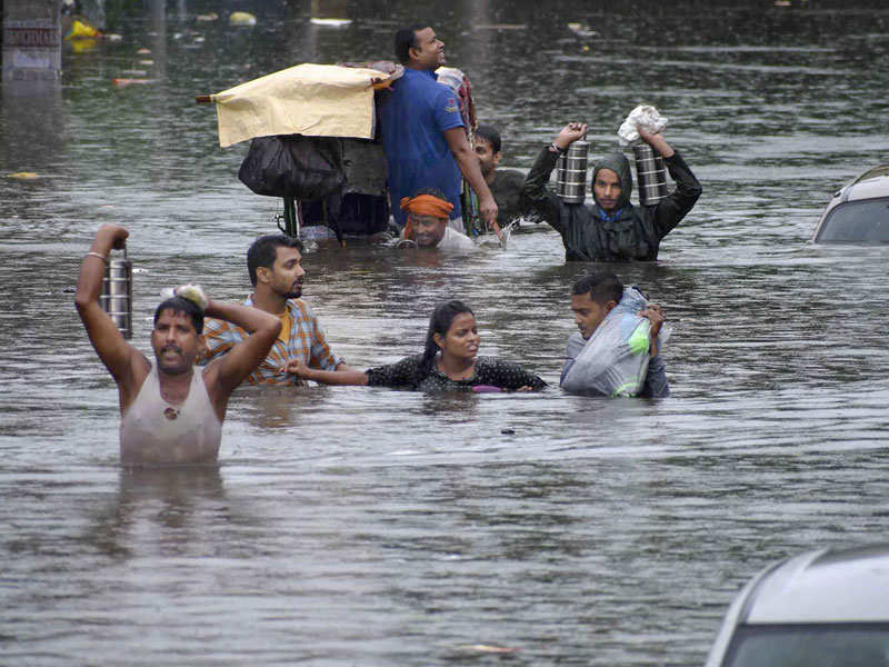 Стихии индии. Индия наводнение 2021. Тропический ливень в Индии. Наводнение в Индии. Проливные дожди в Индии.