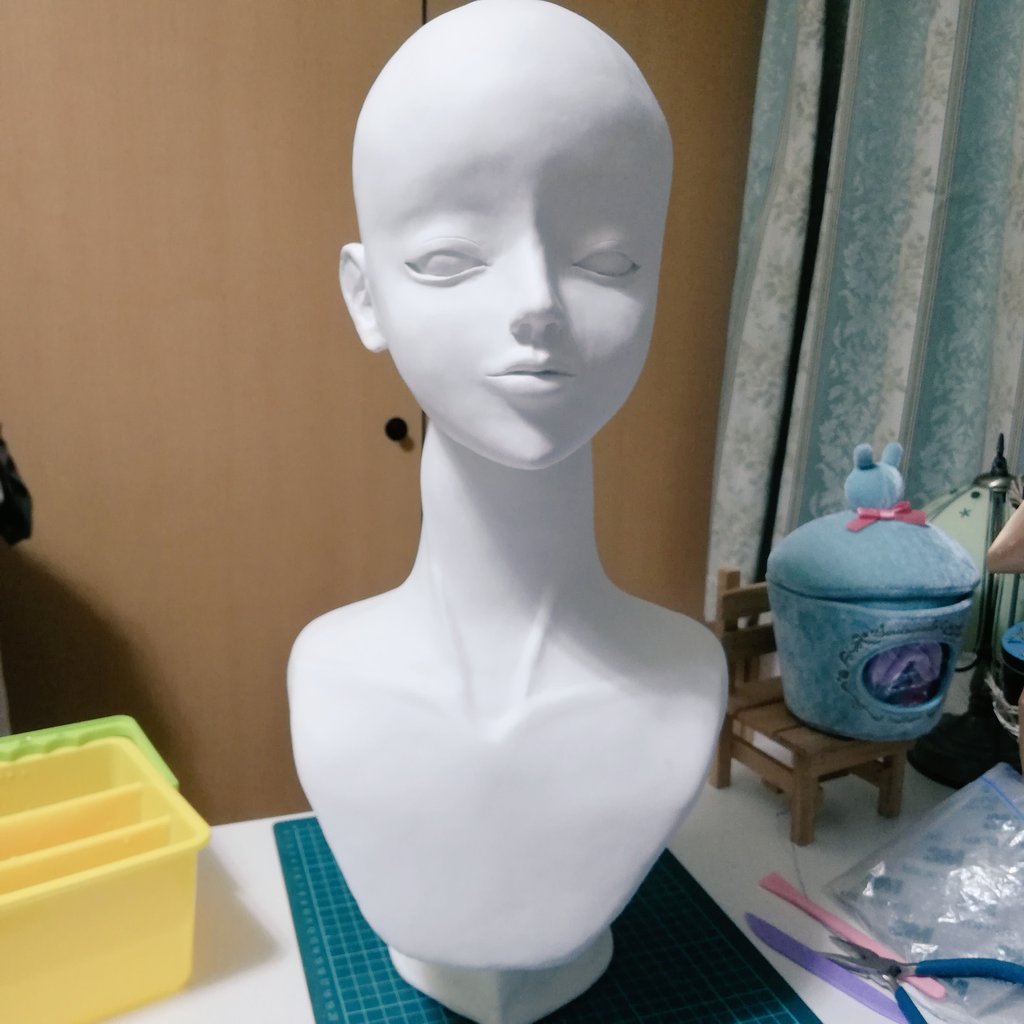 のの乃 100均のヘッドマネキンを芯に作っている自作ヘッドマネキン トルソー ですが こうなりました 大体の造形はほぼ完成で あとは形を整えてヤスリをかけて色を塗る工程が残っているよ