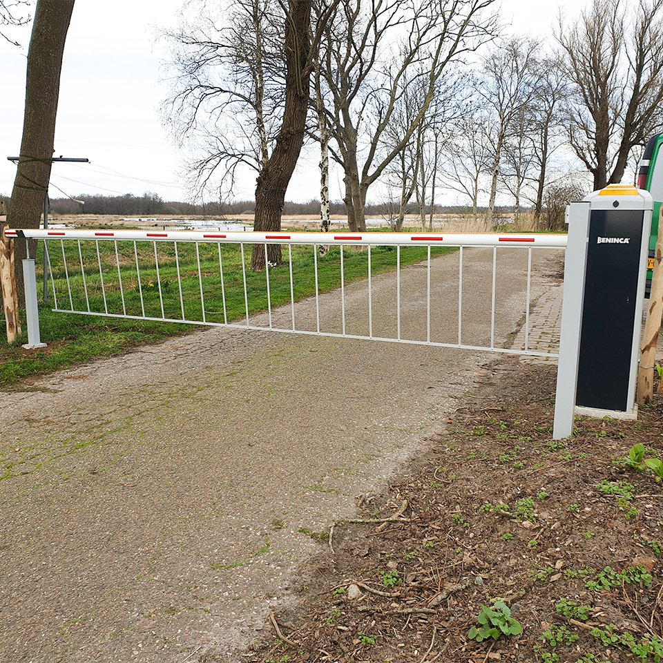 PORTACON's tweet photo. Een praktijk voorbeeld van een EVA slagboom met rok. Bestel een slagboom met bijbehorende rok via onze website!

EVA slagboominstallatie: https://t.co/cw3iFvK7G5
Hekwerk: https://t.co/iO3a4Zm9En

#Slagboom #Beninca #Toegangstechniek #Portacon https://t.co/6HpQKPWS8b